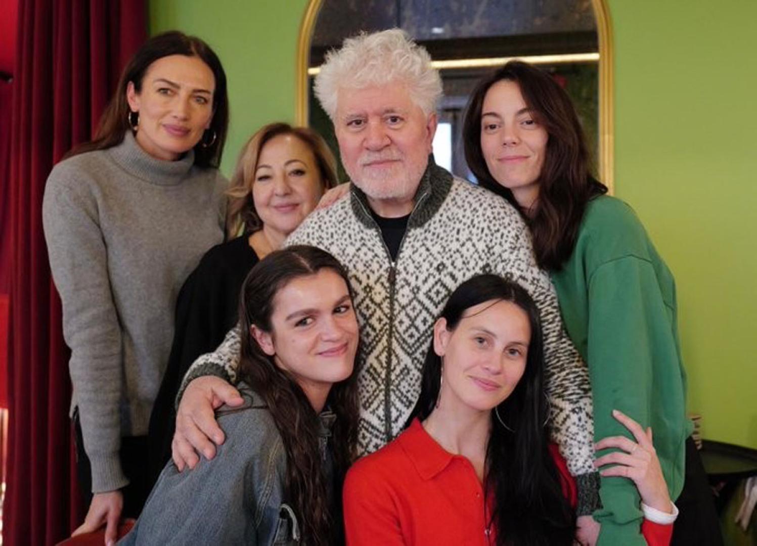 Foto compartida en redes por Nieves Álvarez en la que la modelo comparte reunión junto a Carmen Machi, Amaia Romero, Milena Smit, Vicky Luengo y Pedro Almodóvar