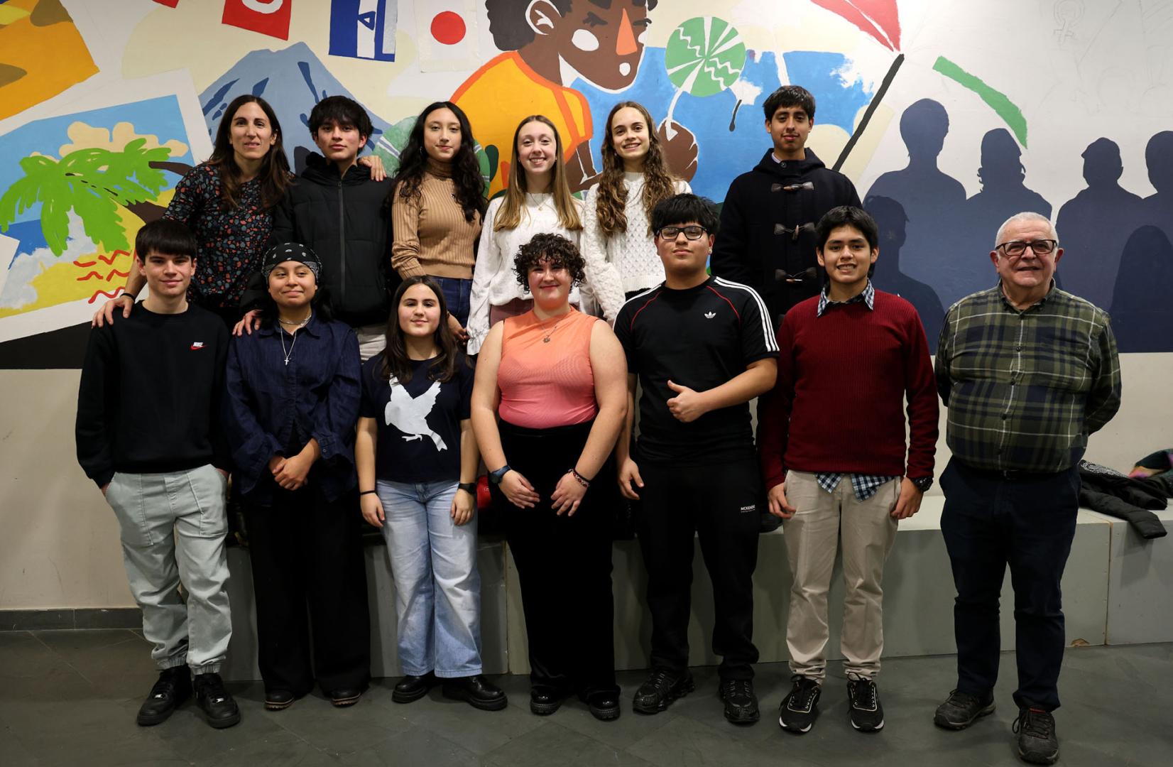 Los jóvenes protagonistas de la creación del corto junto a Pedro Echávarri y Olaia Sánchez el día de la presentación en Estella