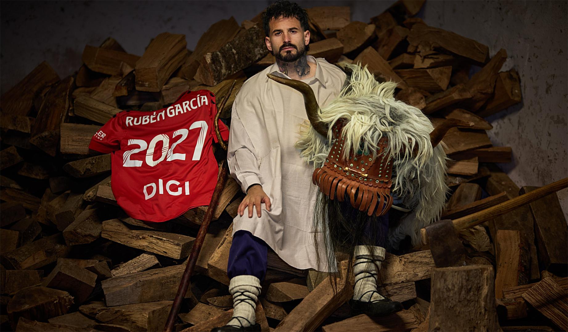 Rubén García ataviado de momotxorro con motivo de la ampliación de su contrato con Osasuna hasta junio de 2027