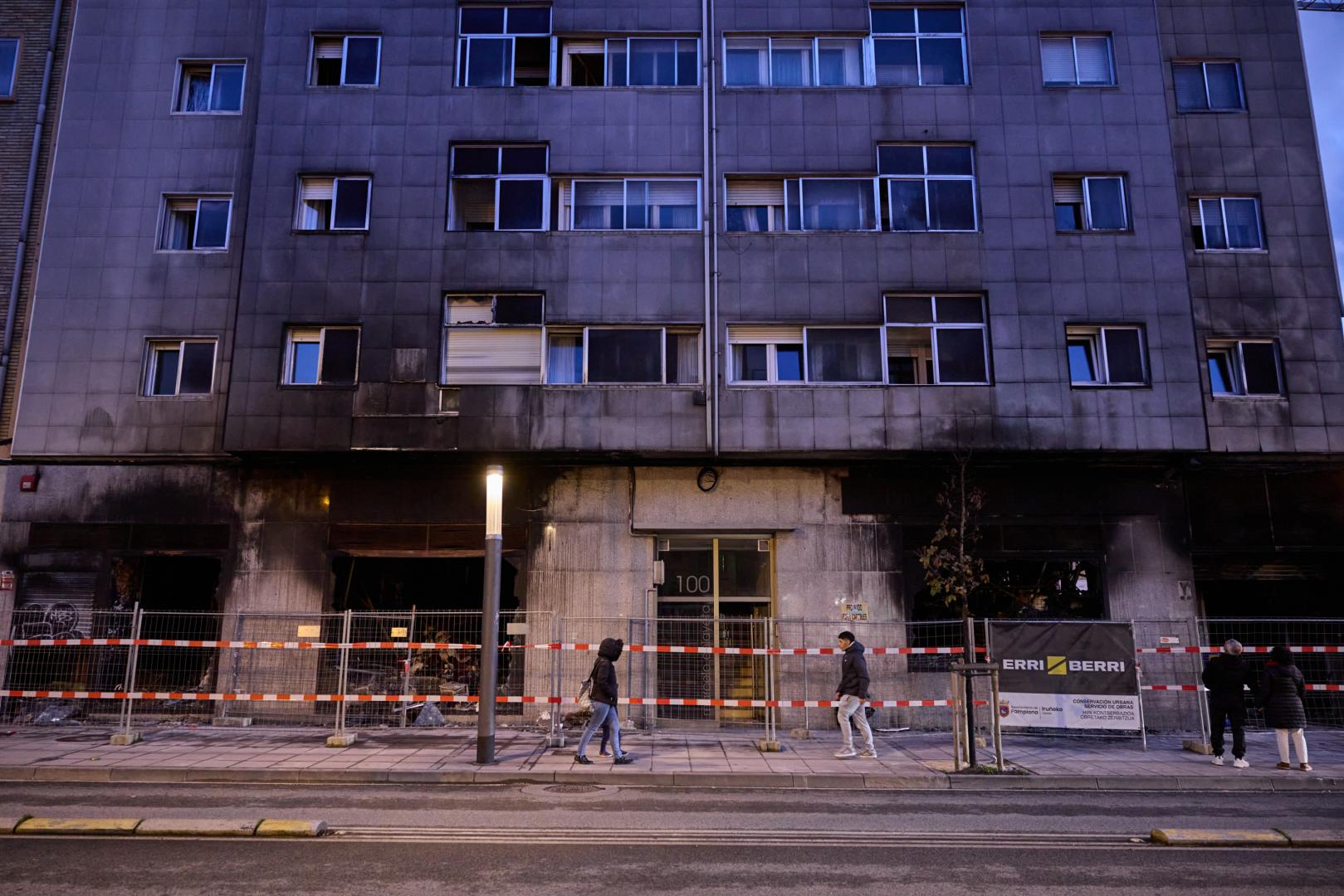 Imagen del portal 100 de la calle Marcelo Celayeta poco después del incendio