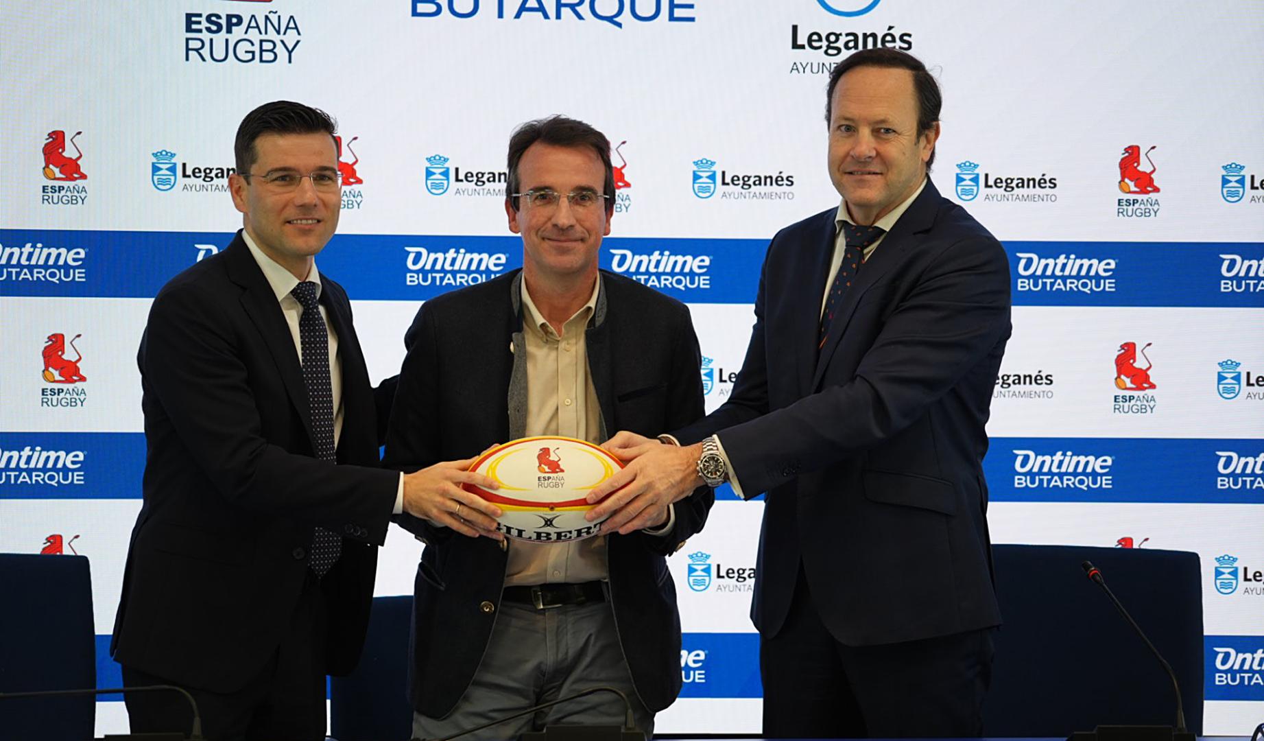 De izquierda a derecha, Martín Ortega, director general del CD Leganés; Miguel Ángel Recuenco, alcalde de Leganés; y Juan Carlos Martín 'Hansen', presidente de la Real Federación Española de Rugby, en el Estadio de Butarque