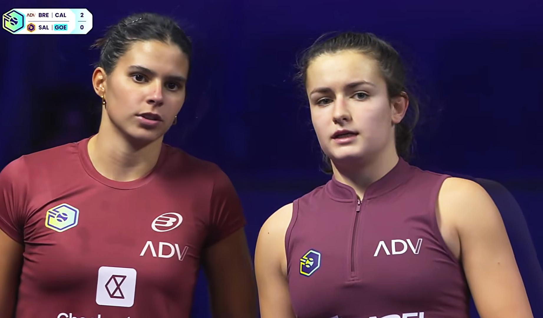 Delfi Brea y Martina Calvo conversan durante un juego en el primer set del estreno en la HexagonCup 2026