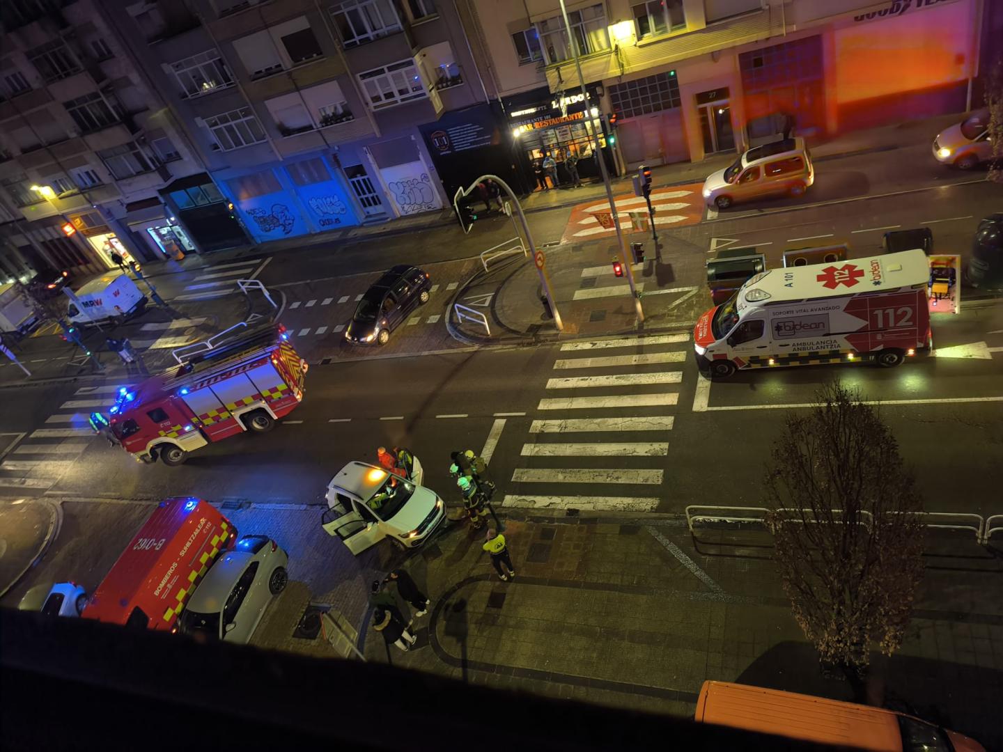 Los servicios de emergencia atienden el accidente