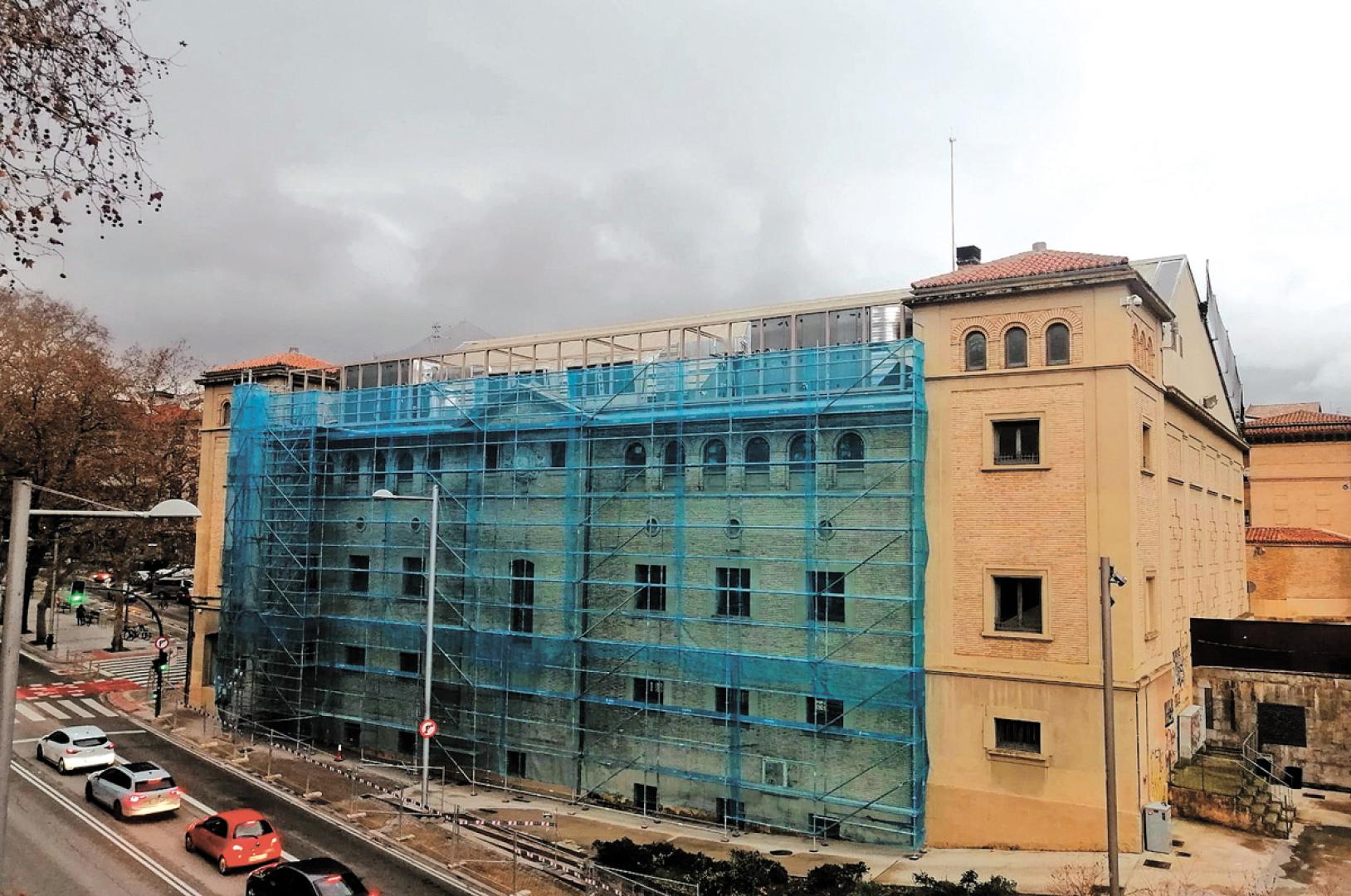 Aspecto que presenta la fachada lateral del frontón Labrit, donde se están colocando las máquinas