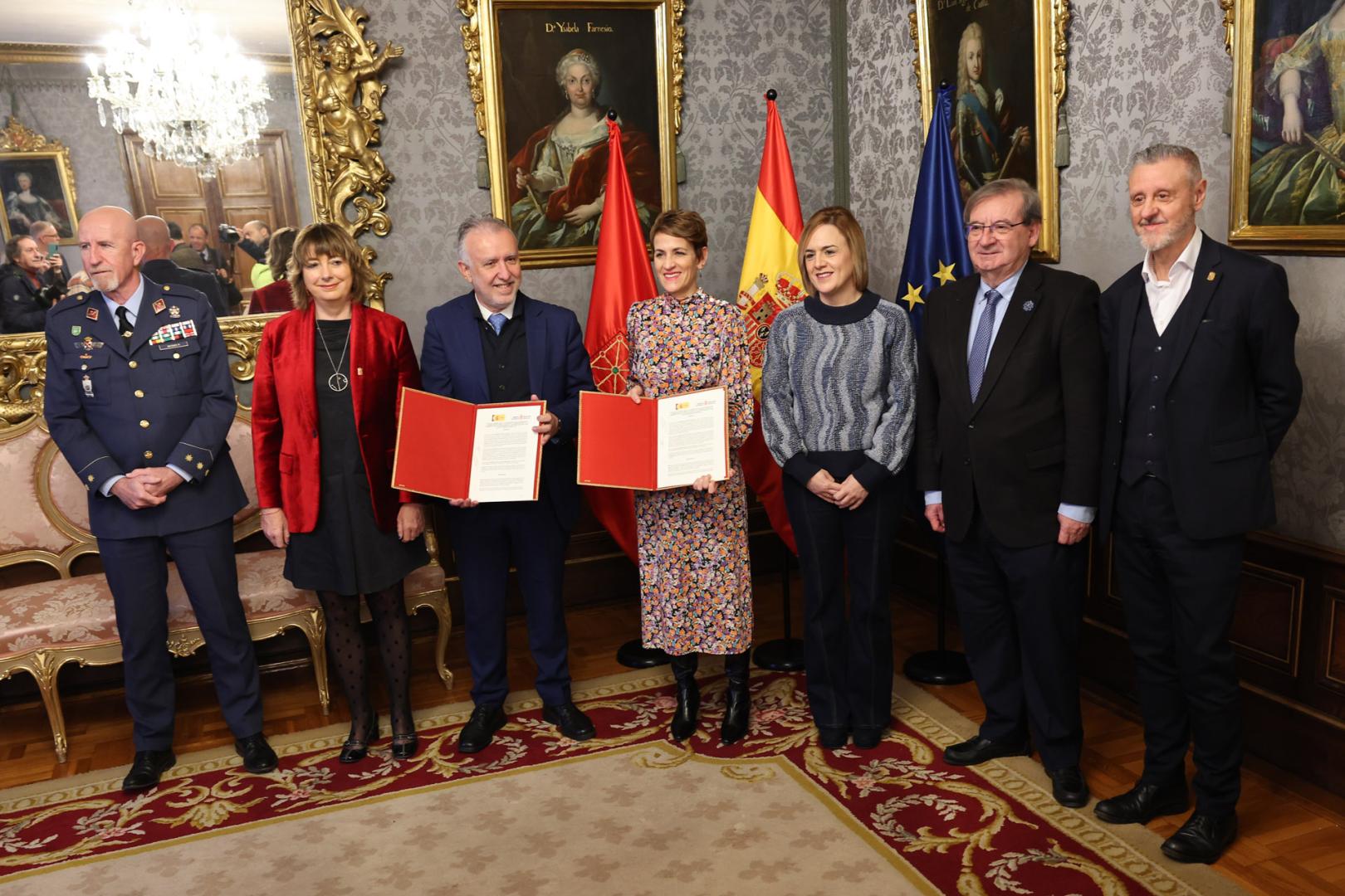 La presidenta Chivite y el ministro Ángel Víctor Torres (tercero por la izquierda) tras la firma del protocolo en el Palacio de Navarra