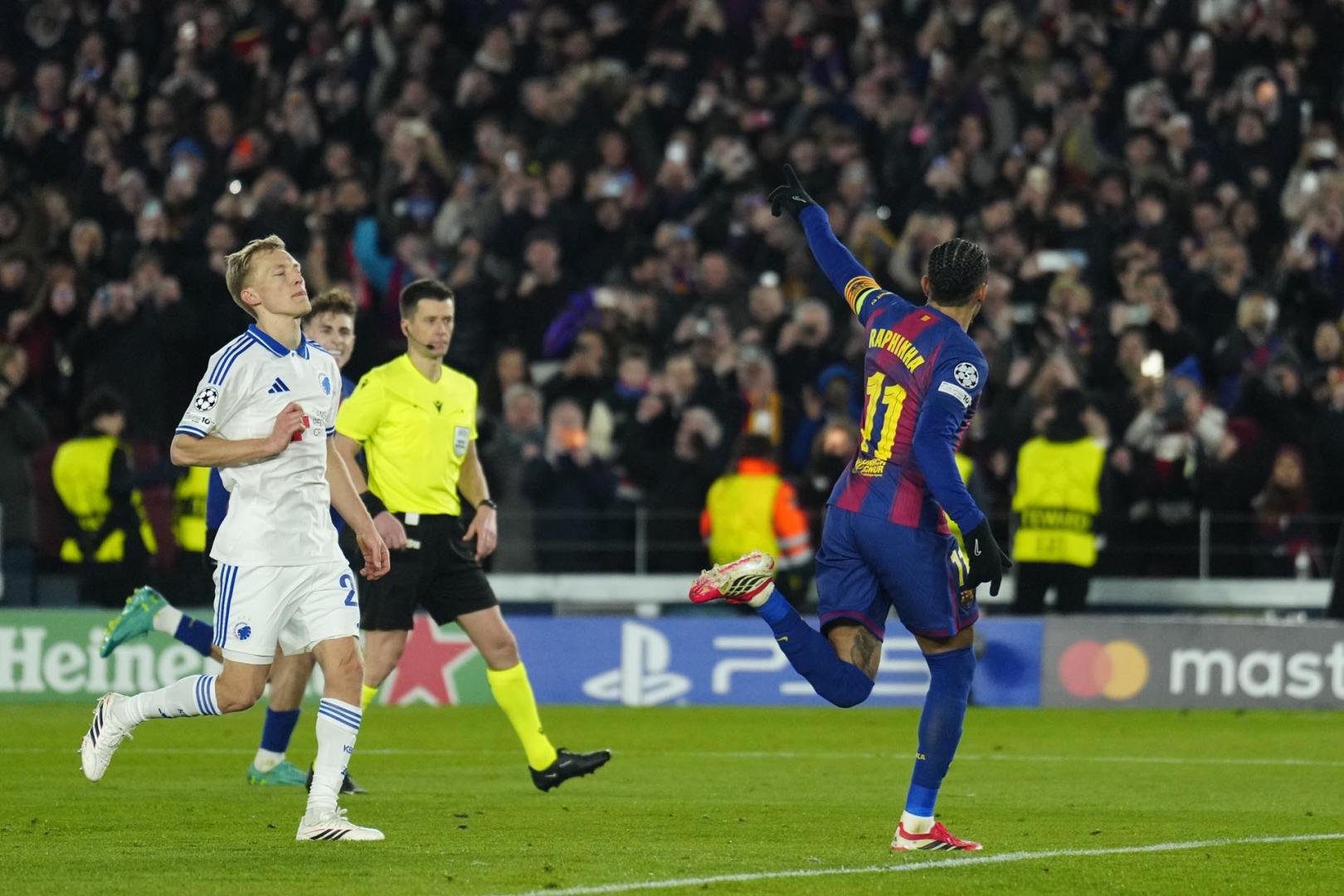 Raphinha celebra el tercer gol del Barcelona