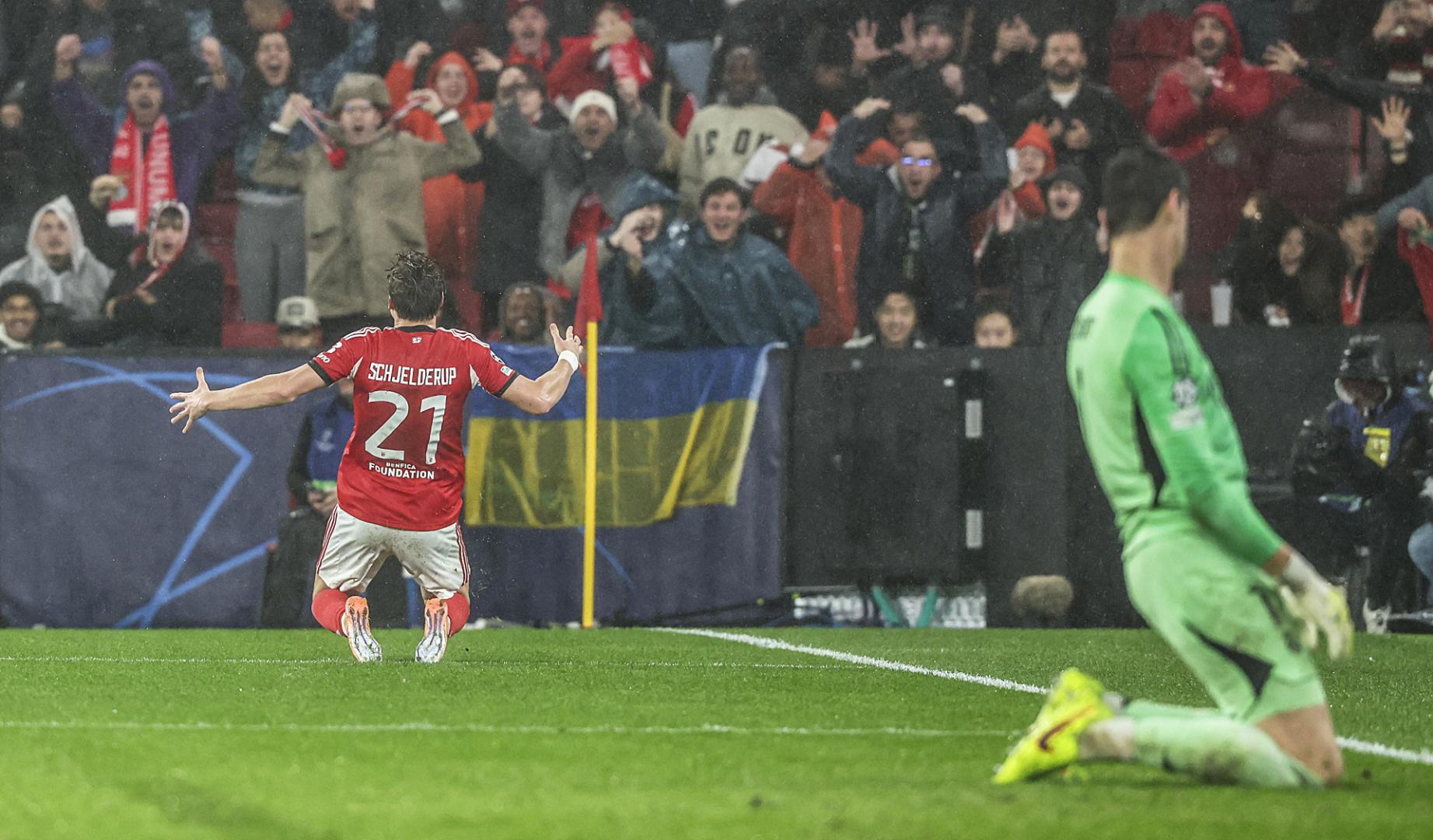 Andreas Schjelderup celebra su tanto ante la desesperación de Courtois