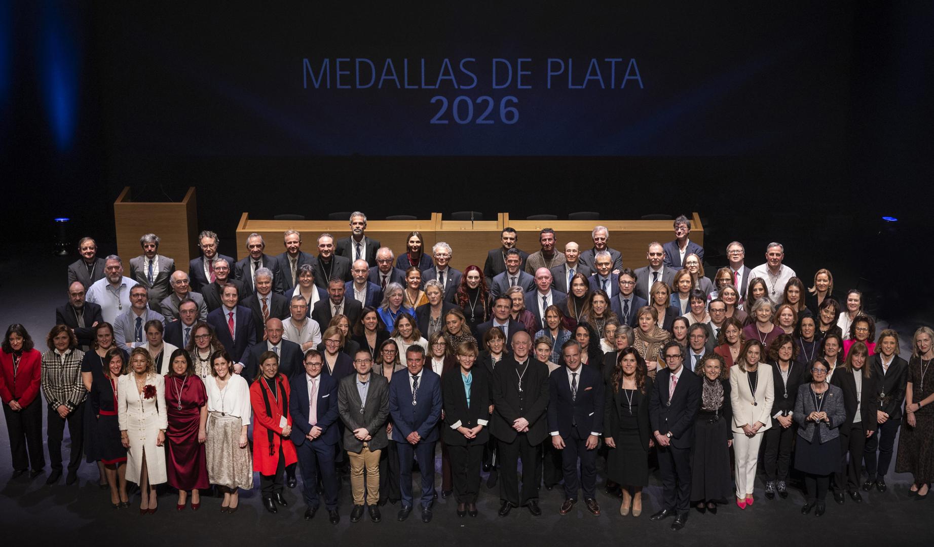 Foto de familia de los profesionales homenajeados