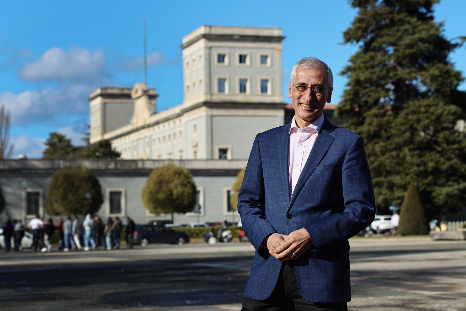 Carlos Barrera, director académico del Máster en Comunicación Política y Corporativa de la Universidad de Navarra, posa ante el Edificio Central de la institución académica