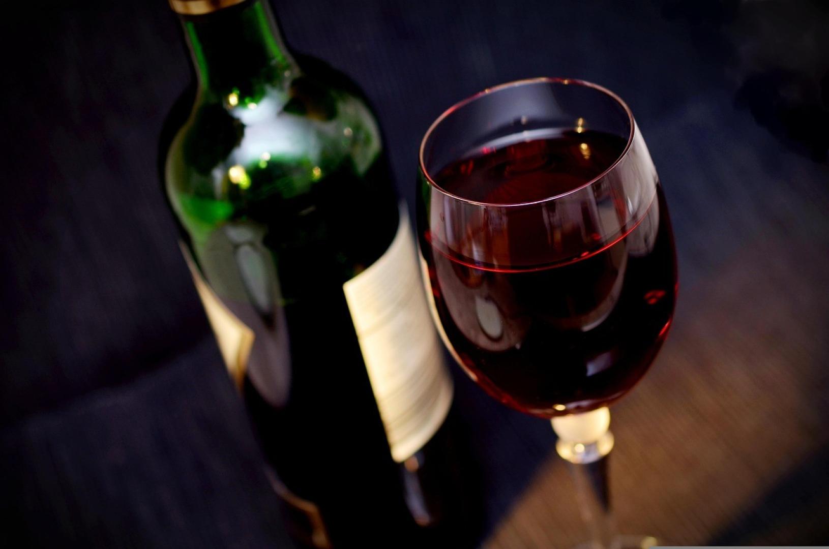 Una botella y una copa de vino