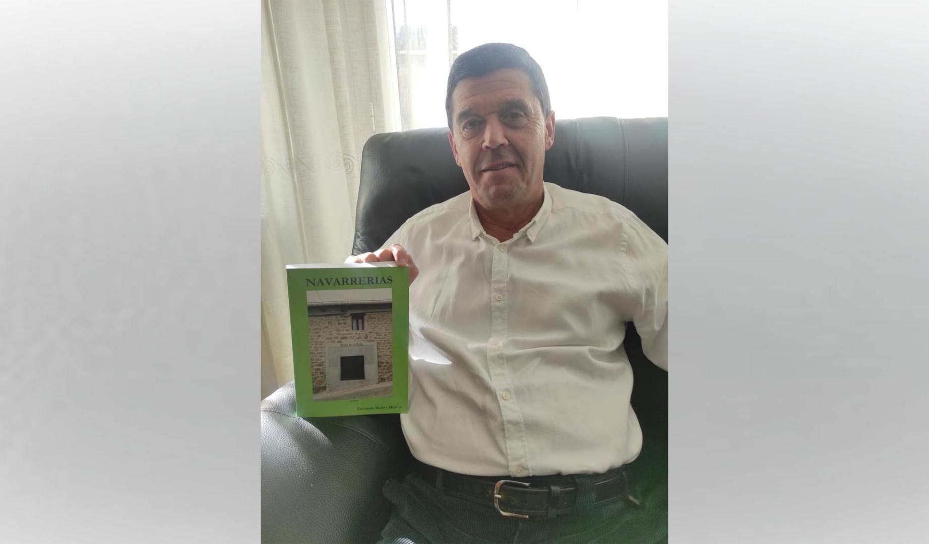 Fernando Maiora sostiene un ejemplar de ‘Navarrerías’