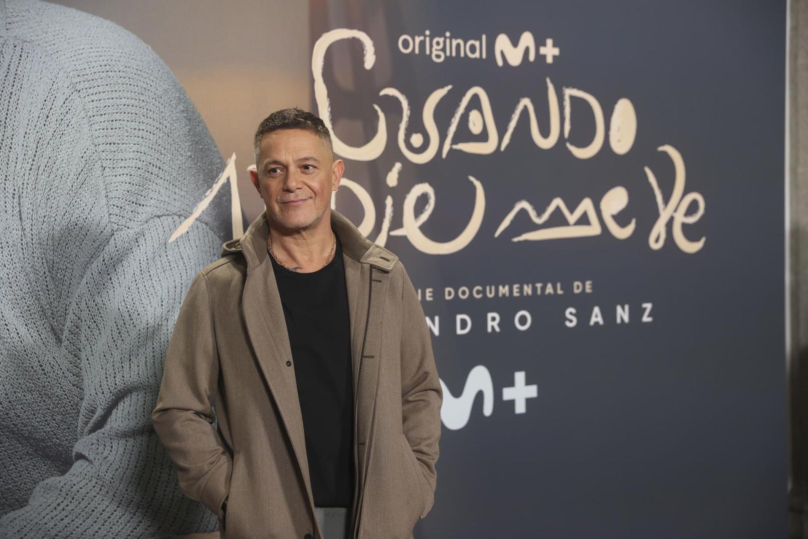 El cantante Alejandro Sanz posa para los medios durante el pase gráfico del estreno de su serie documental 'Cuando nadie me ve'