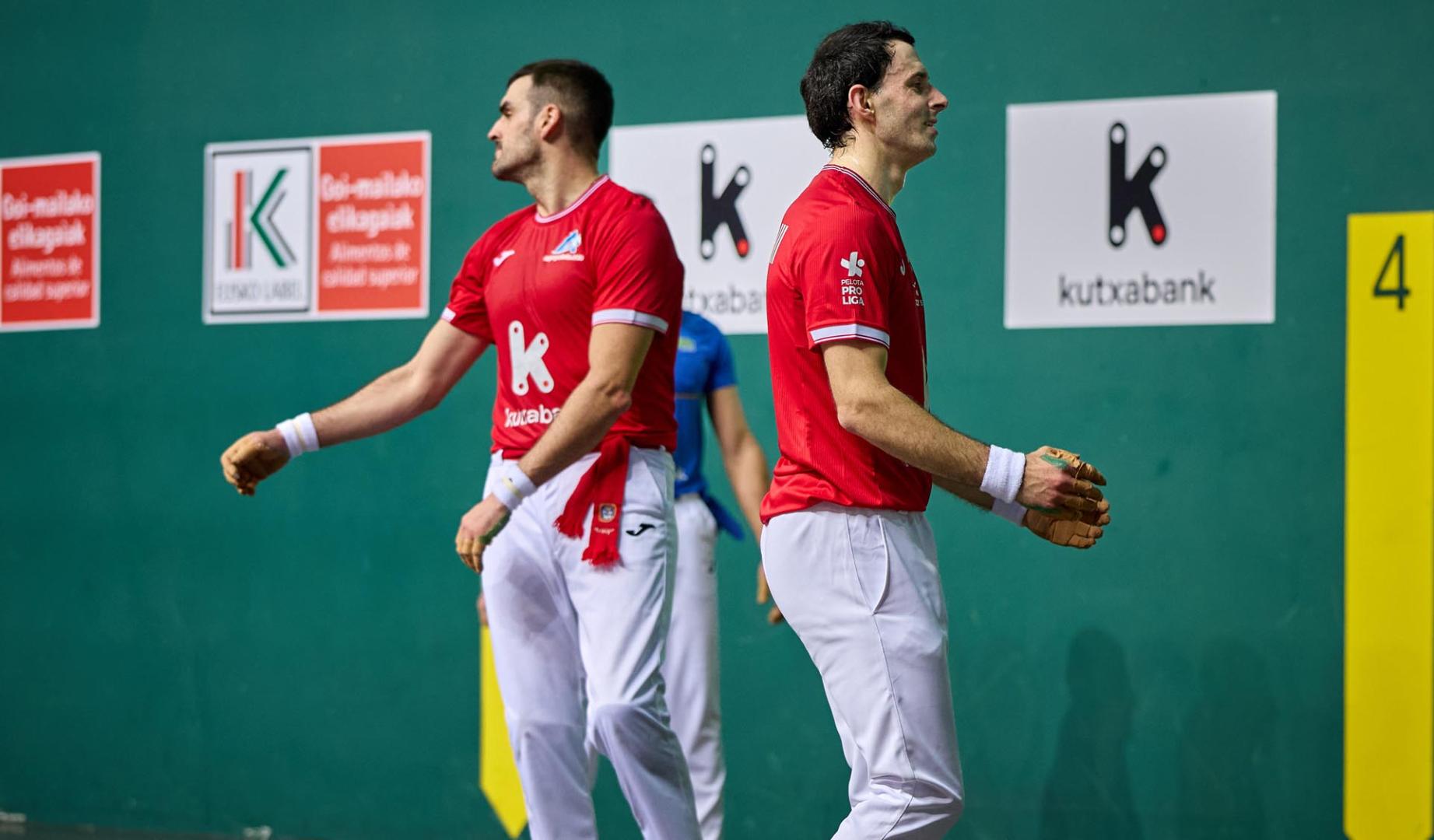 La pareja Altuna-Ezkurdia, el pasado domingo en el Navarra Arena, en su duelo contra Peña-Albisu