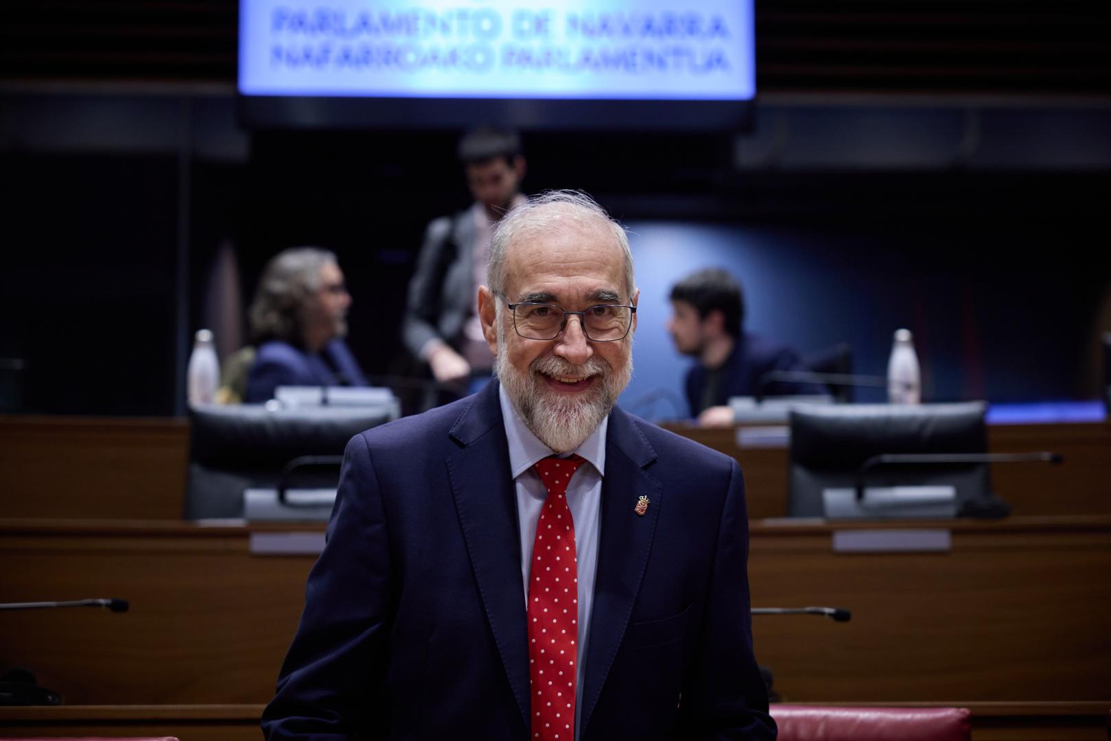 El consejero de Salud, Fernando Domínguez, en el Parlamento foral.