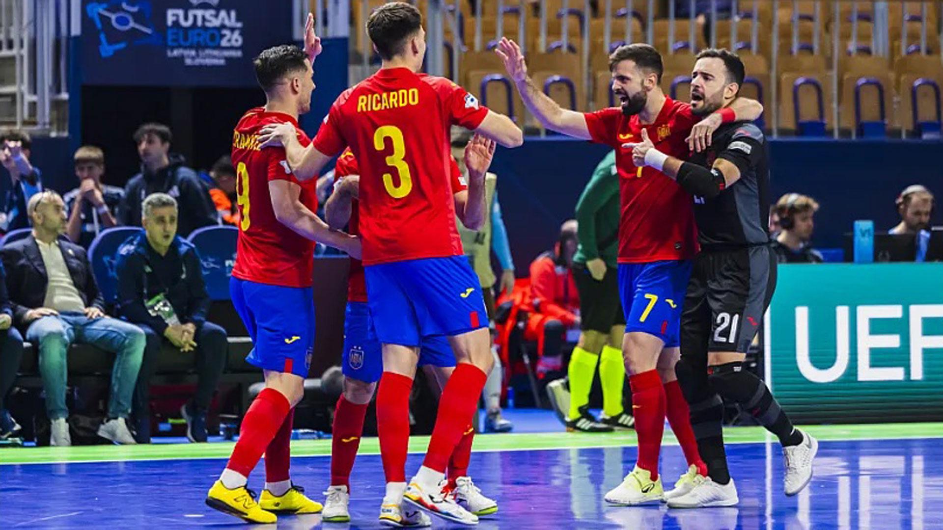 El quinteto de España celebra uno de los diez goles que marcó a Bélgica