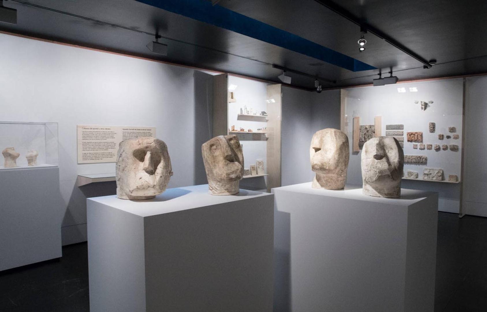 Cabezas de apóstoles en una exposición en el Museo Oteiza sobre la estatuaria de Aránzazu