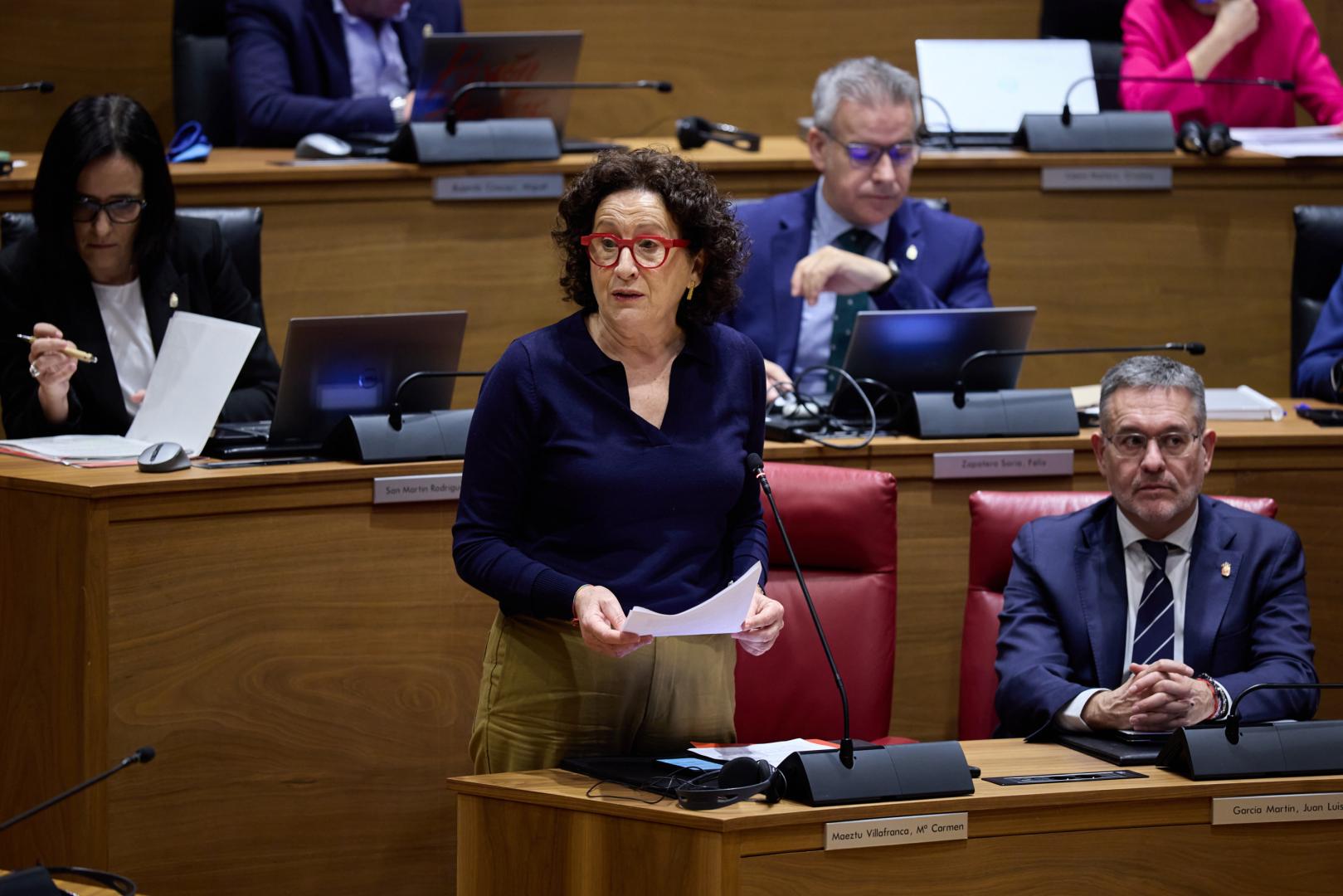 La consejera Carmen Maeztu interviene en el pleno del Parlamento