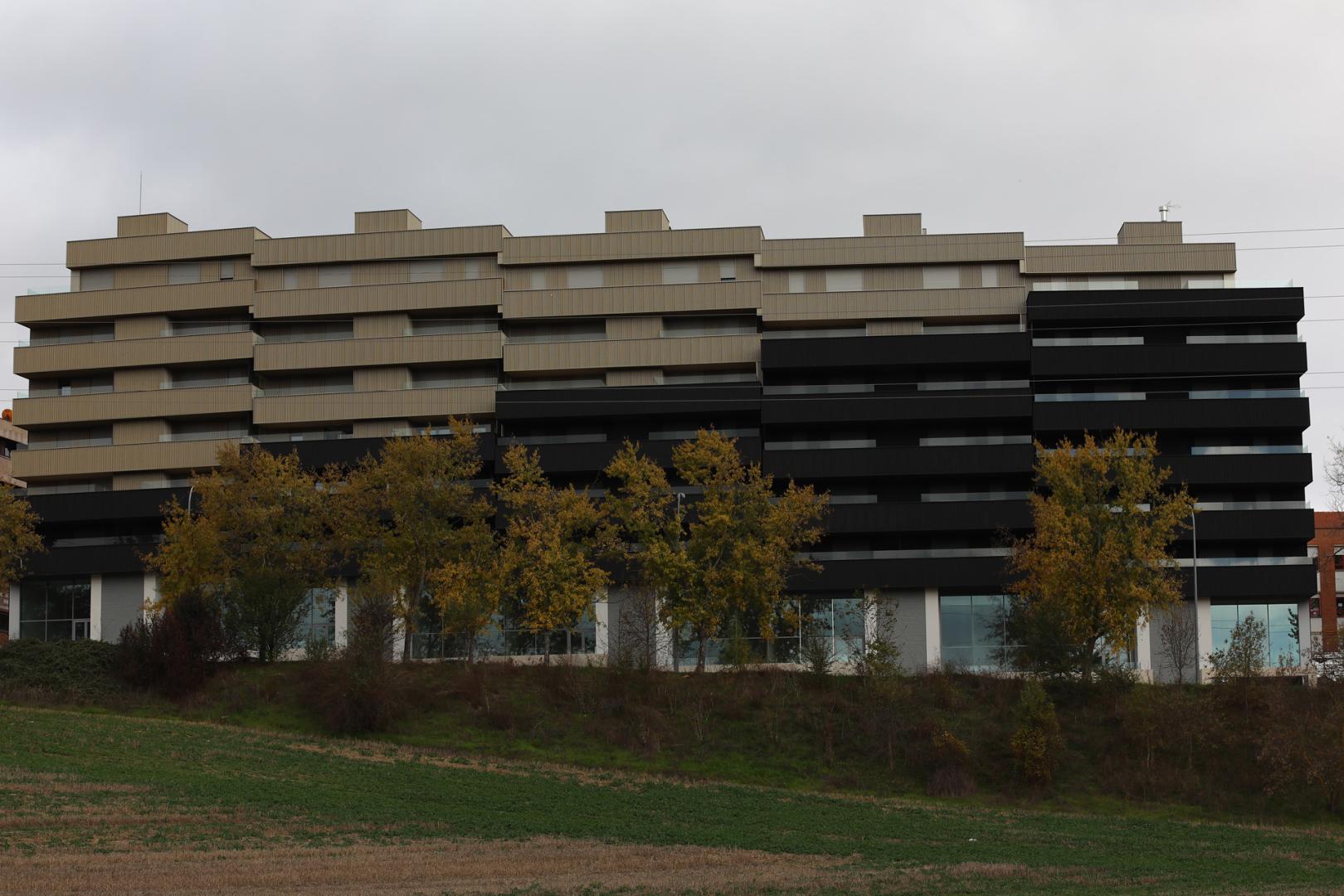 Exterior del edificio construido junto al colegio público Eulza de Barañáin. Imagen de 2024