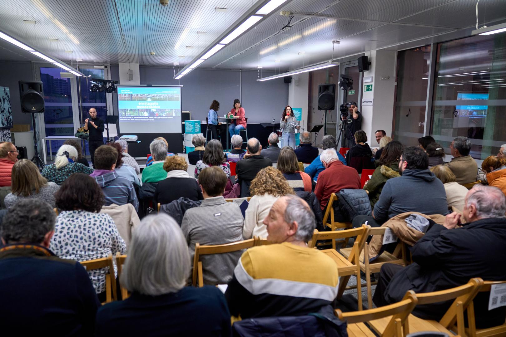 La cafetería ya cerrada Intermezzo, durante el Foro de Barrio celebrado ayer
