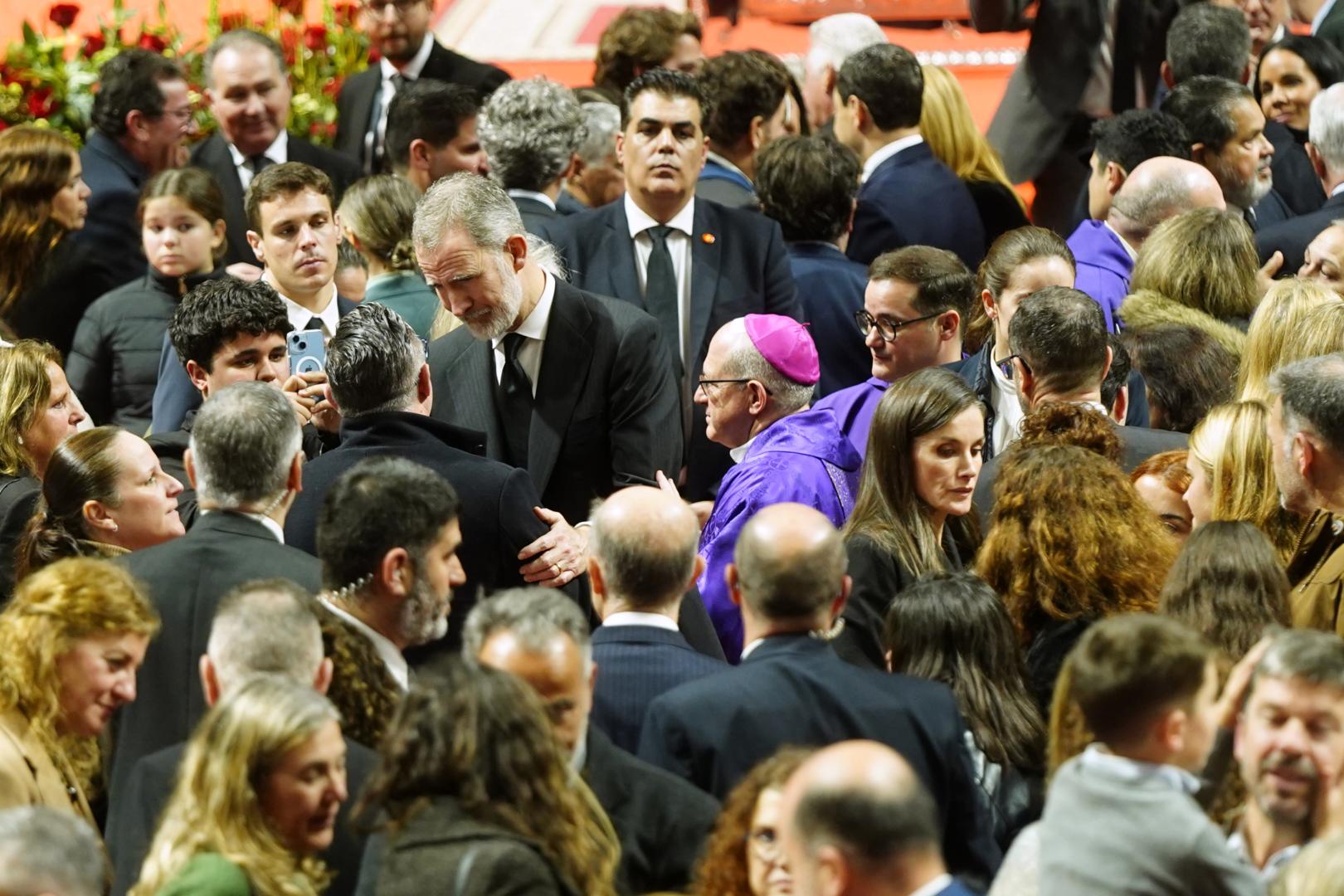 Los Reyes Felipe VI y Letizia dan consuelo a los familiares de las víctimas después de la misa funeral en memoria de las 45 personas fallecidas en el accidente ferroviario de Adamuz
