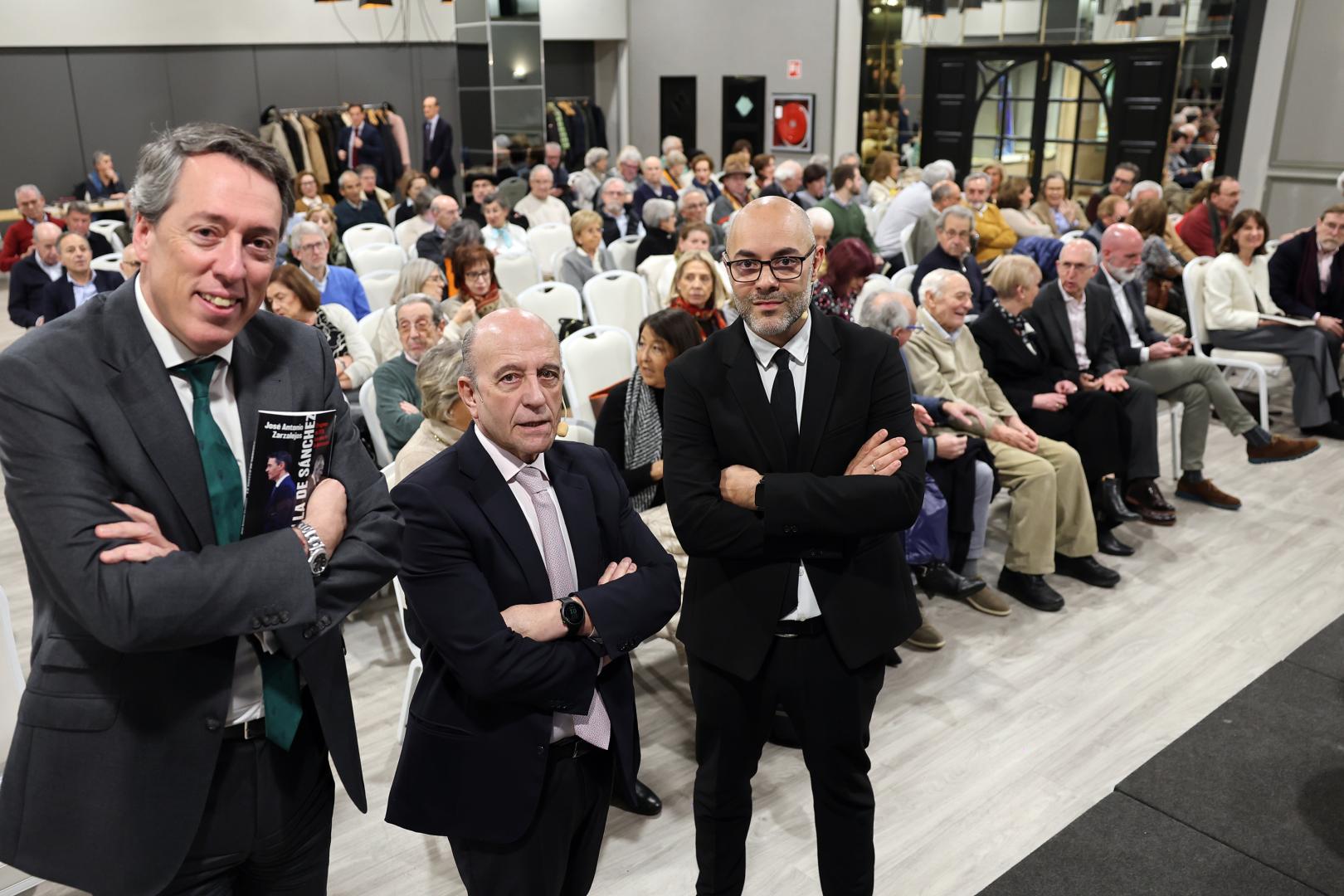 José Antonio Zarzalejos, entre Carlos Andreu (SCN) e Íñigo González (’Diario de Navarra’), antes de empezar el acto en Pamplona