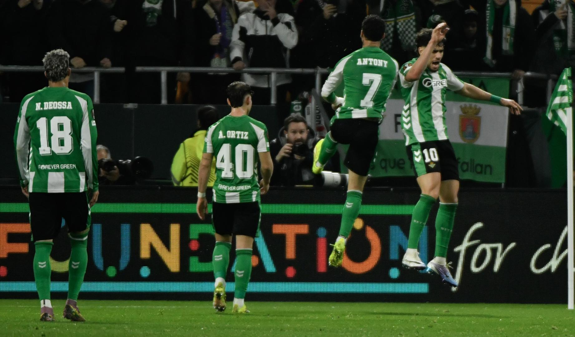 El delantero del Betis Abde Ezzalzouli celebra su gol, segundo del equipo andaluz, durante el partido de la octava jornada de la UEFA Liga Europa ante el Feyenoord