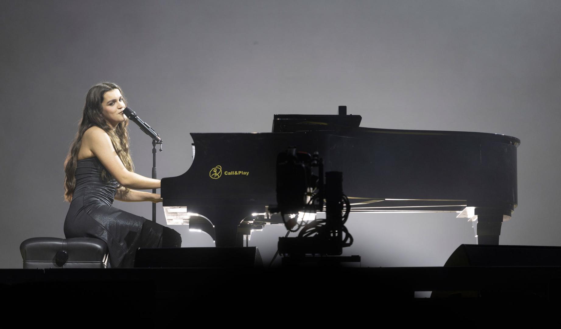 Imagen de la actuación de Amaia, al piano, en Barcelona