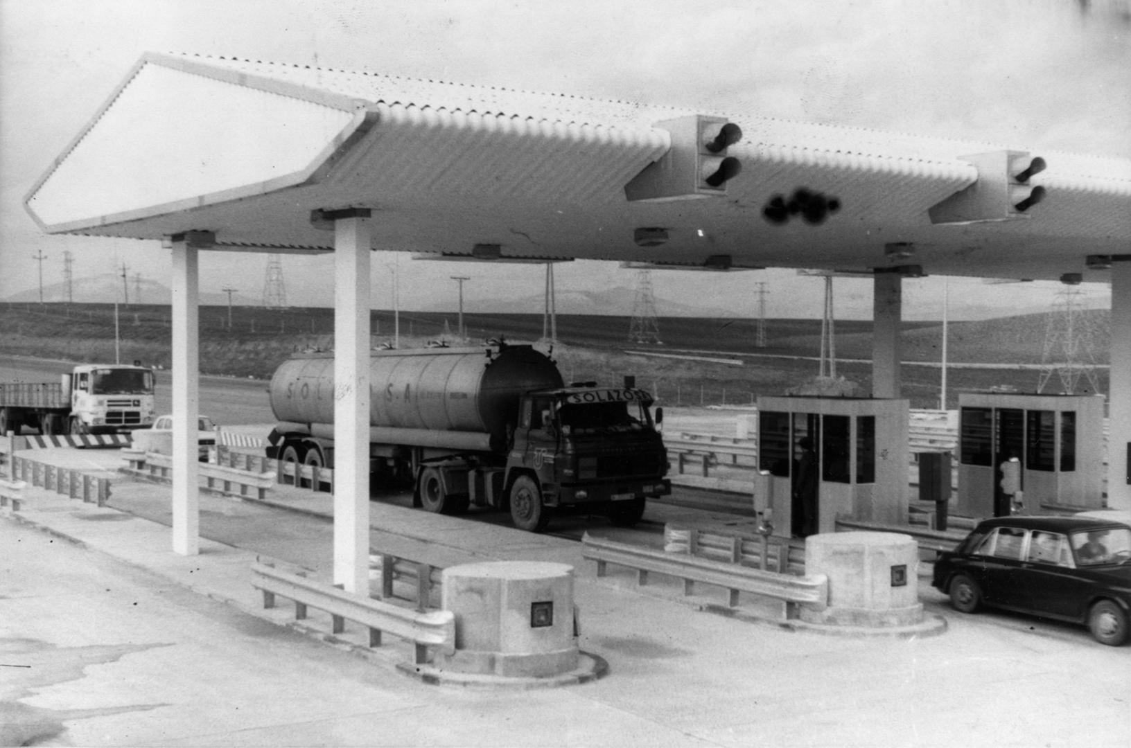 Vehículos en el peaje en la jornada de puesta en marcha de la Autopista de Navarra (AP-15) hace 50 años en el tramo Noáin-Tafalla