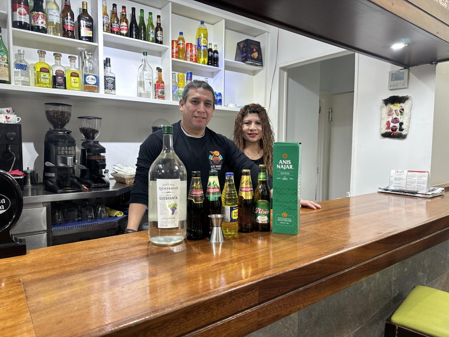 César Coronado y Ana Palacios posan en el bar restaurante Asu Mare de Estella.