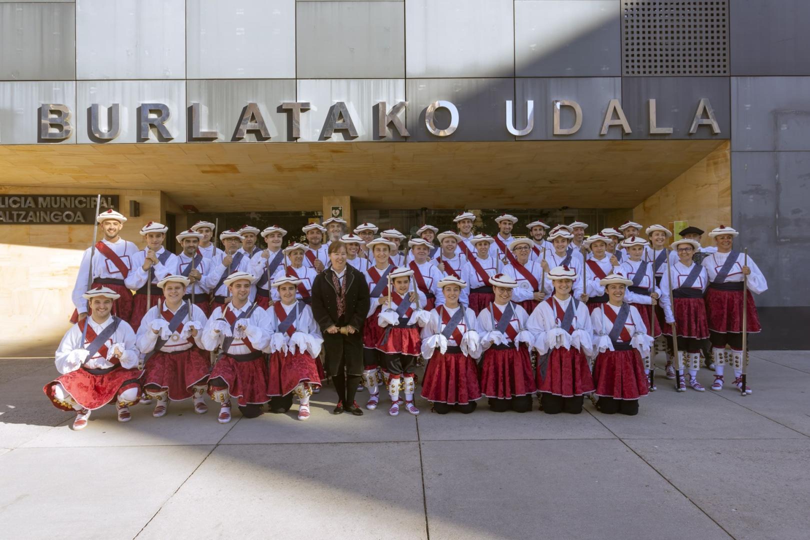 Integrantes de todas las generaciones de Larratz en una foto de familia tras interpretar la Ezapada Dantza
