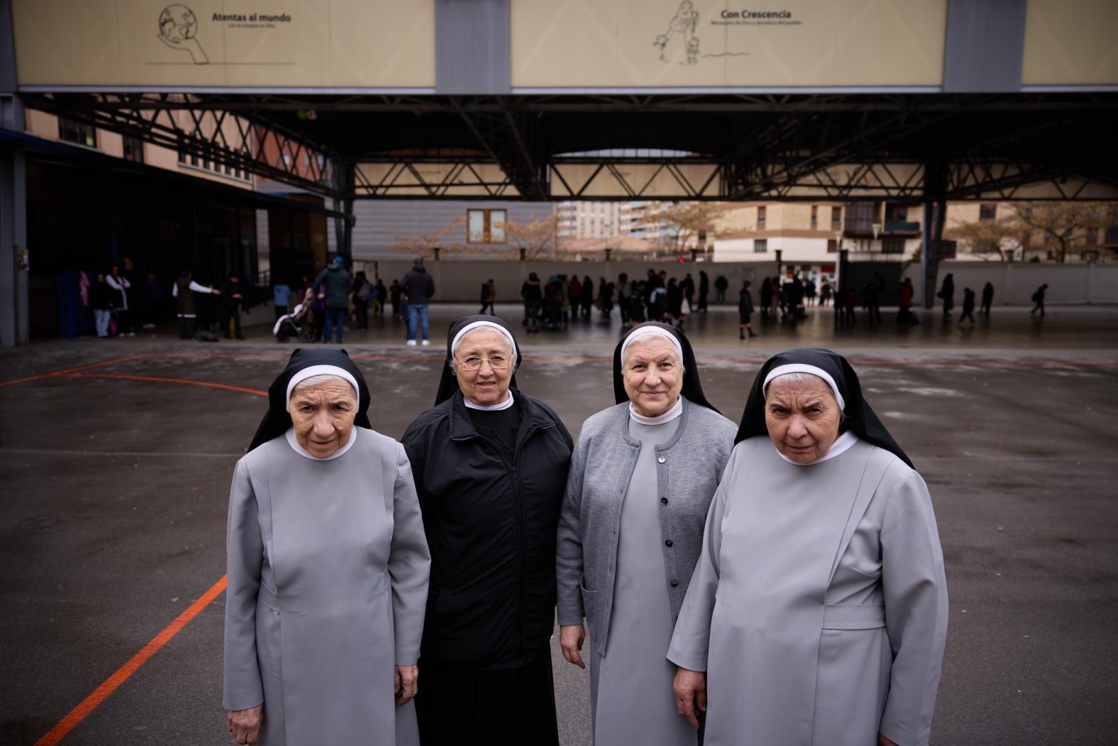 Desde la izquierda, Corazón Frías Frías, Crisolina López Ríos, Encarnación Riol Rodríguez y Carmen Prados Cornejo en el patio del colegio del Huerto.