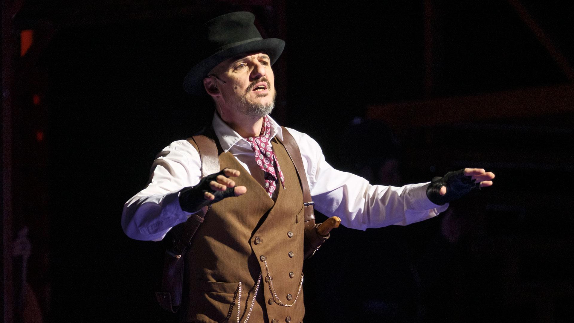 El cantante Coque Malla en una escena de la obra de teatro 'La ópera de los tres centavos'