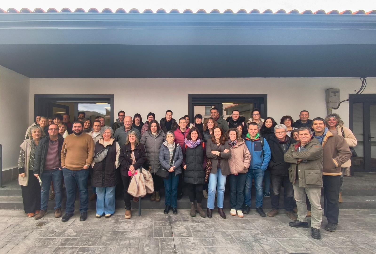 Representantes de los 21 ayuntamientos de Baztan-Bidasoa, Servicios Sociales, centros educativos y familiares en la reunión celebrada días atrás en Santesteban.