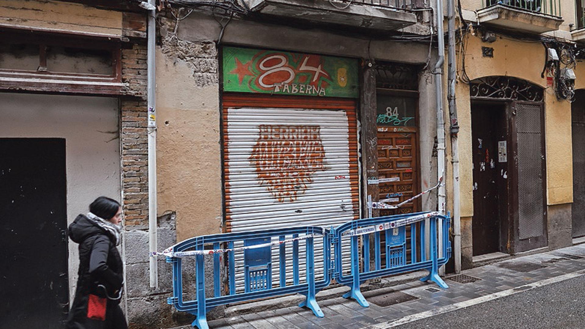 Entrada precintada al número 84 de la calle Jarauta de Pamplona