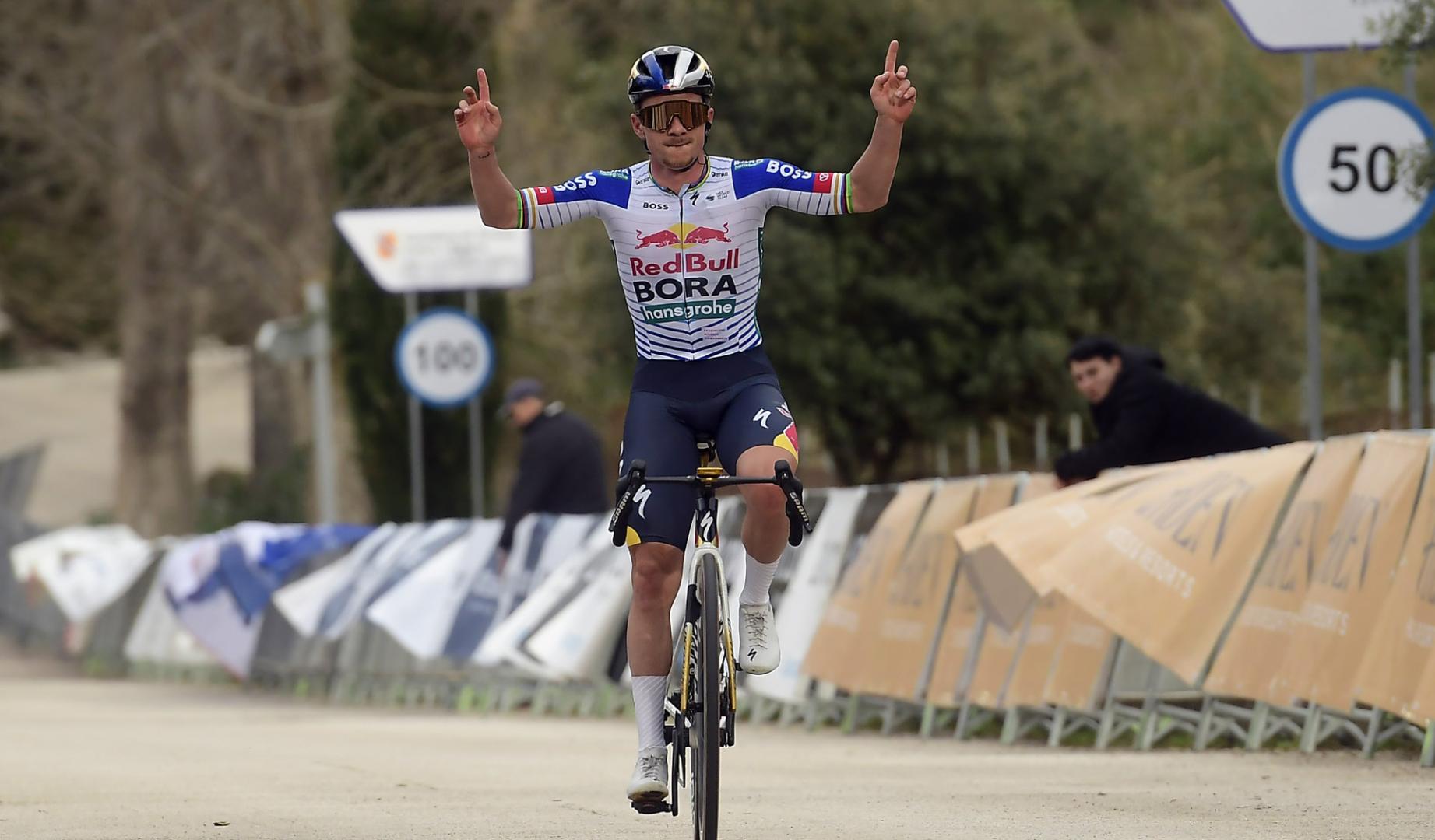 Evenepoel celebra su triunfo en el Trofeo Serra de Tramuntana
