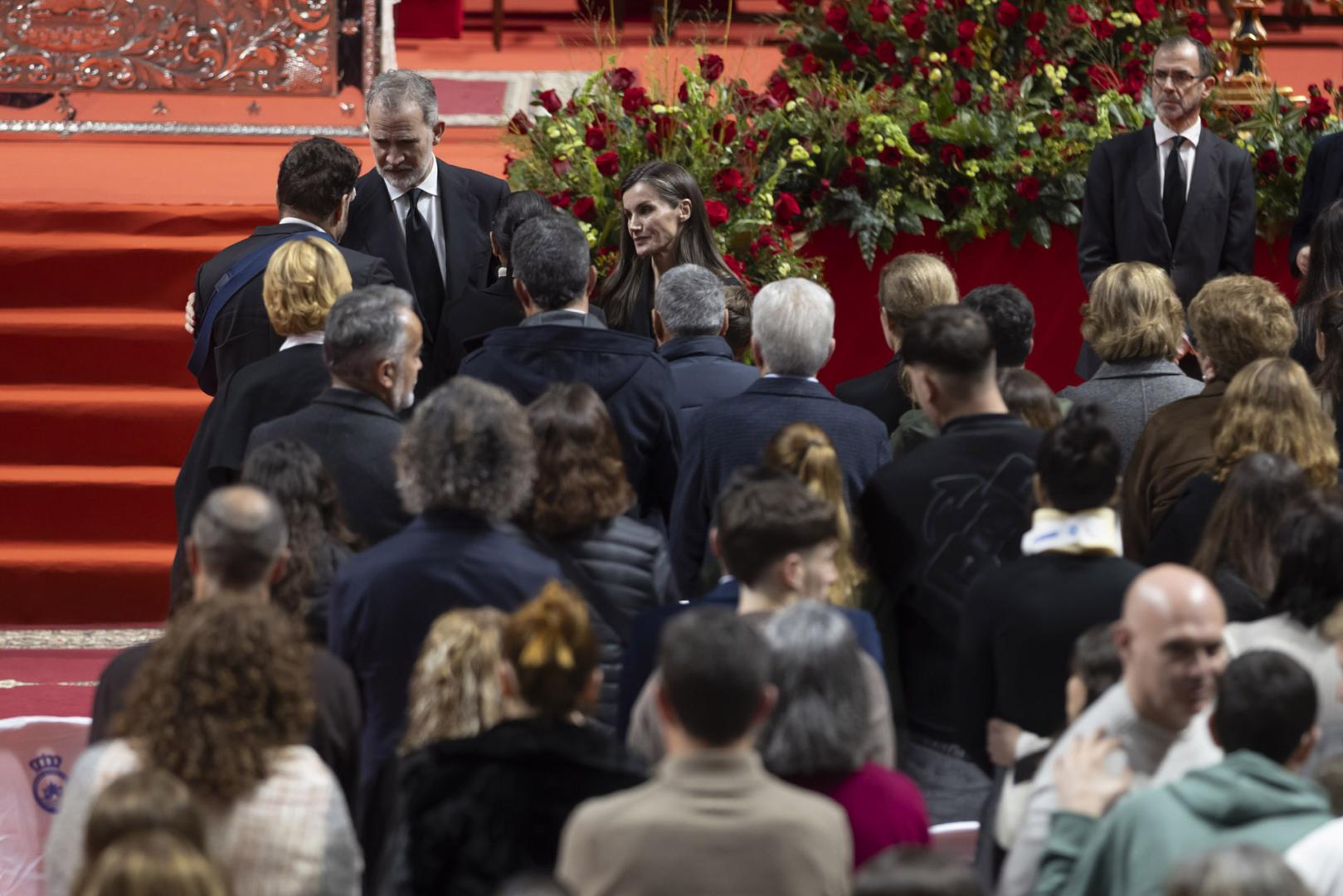 Los Reyes Felipe VI y Letizia dan consuelo a los familiares de las víctimas después de la misa funeral en memoria de las 45 personas fallecidas en el accidente ferroviario de Adamuz (Córdoba)