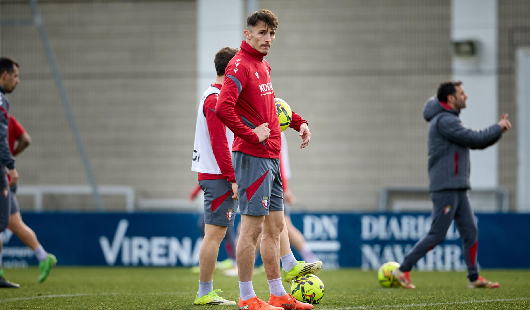 Mirada desafiante de Ante Budimir, delantero de Osasuna, en la sesión de este viernes en Tajonar