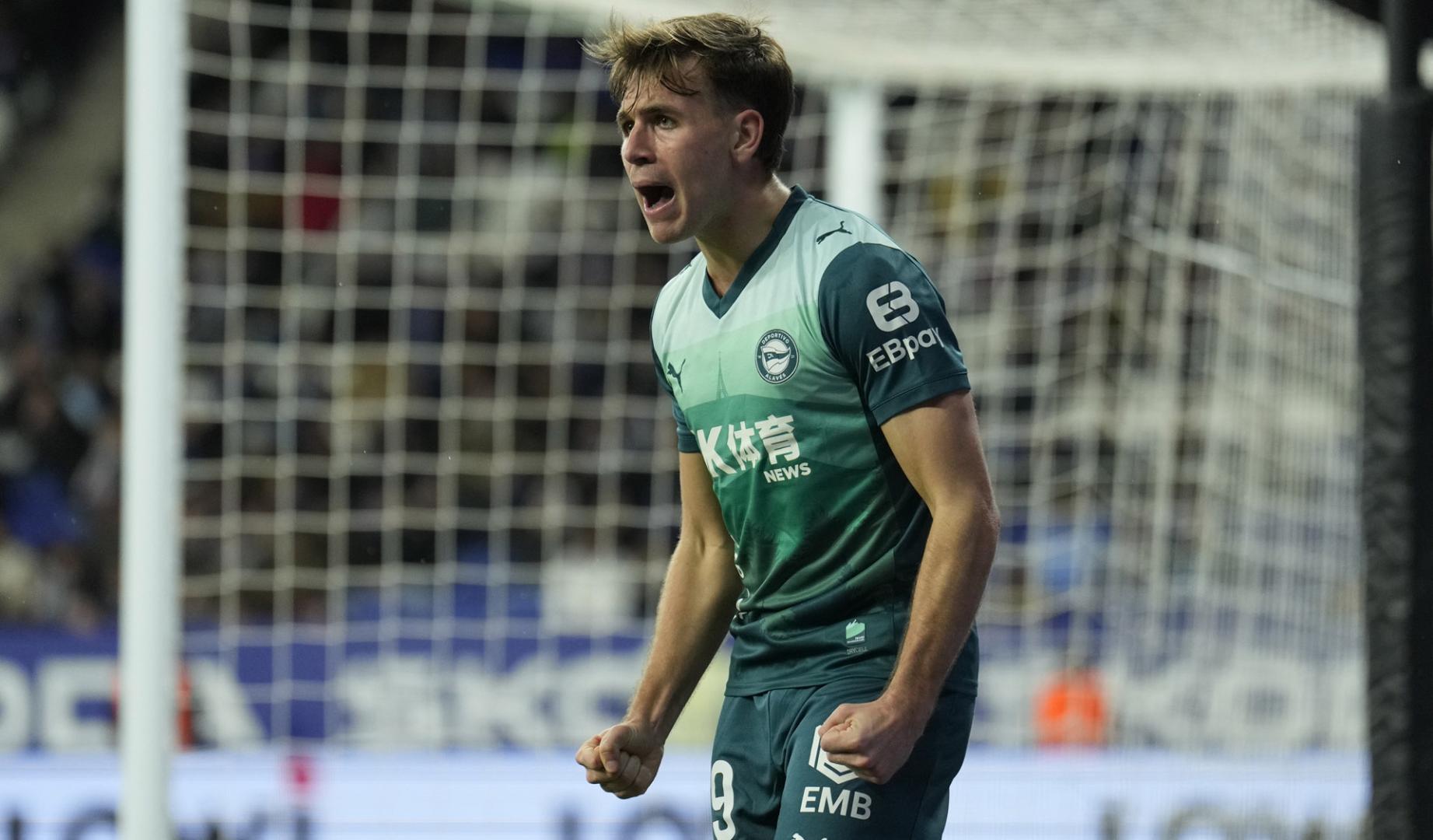 Pablo Ibáñez (Alavés) celebra uno de los goles de su equipo en el RCDE Stadium