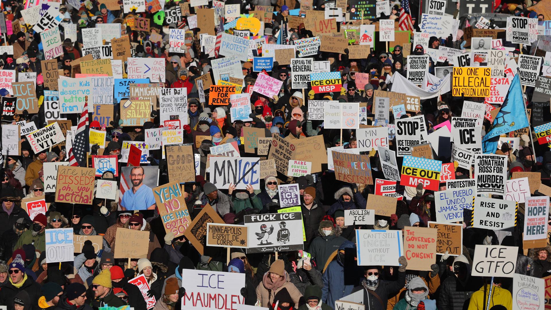 Miles de personas sostienen carteles durante una marcha contra el Servicio de Inmigración y Control de Aduanas de Estados Unidos (ICE) este viernes, en Mineápolis