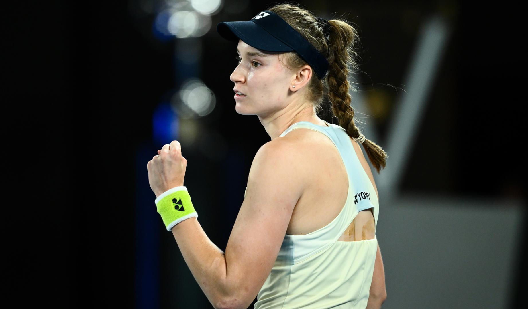 Elena Rybakina celebra un tanto ante Aryna Sabalenka.