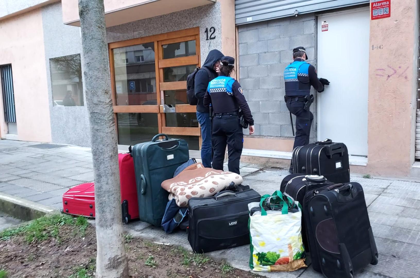 Agentes cierran la puerta de la bajera el jueves pasado por la tarde, tras retirar el okupa, de 58 años, sus últimos enseres personales.