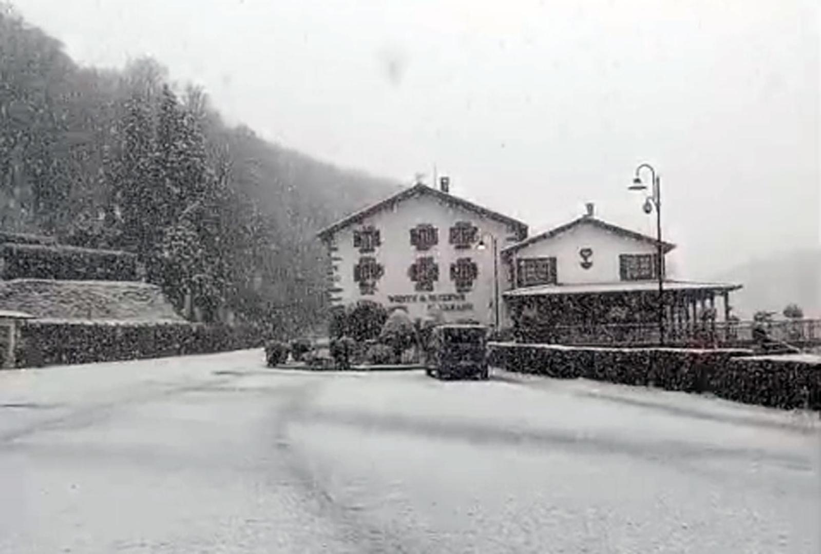 La nieve ha vuelto a hacer acto de presencia este sábado en el puerto de Belate. La carretera NA-1210, en la que se encuentra el hotel y restaurante Venta de Ulzama, se ha vuelto a cubrir de blanco  en una jornada en las que las nevadas son especialmente importantes en la zona del Pirineo.