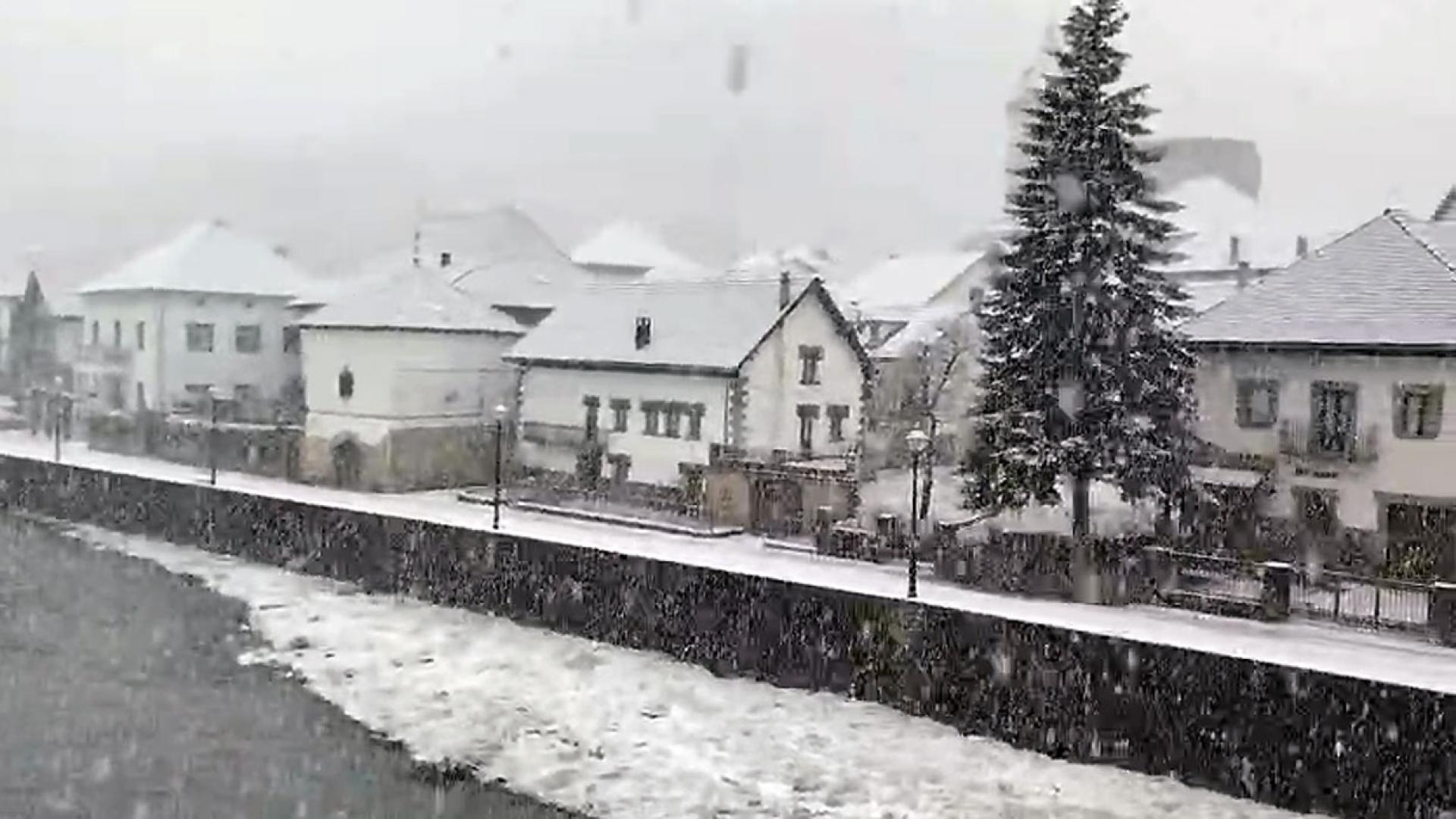 Vista del río Anduña a su paso por Ochagavía, localidad que ha vuelto a cubrirse de blanco este sábado por la mañana.