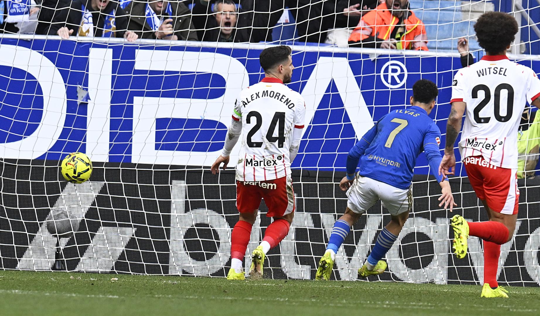 Ilyas Chaira empuja a gol la jugada que puso el 1-0 en el marcador y permitió al Oviedo conocer la victoria tras 14 encuentros sin ganar