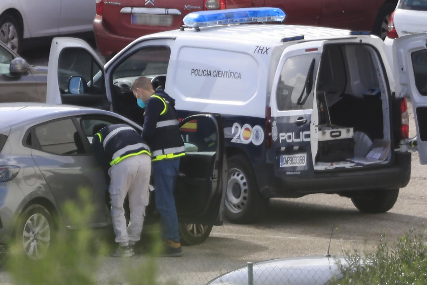 La Policía Nacional analiza el coche del presunto autor del homicidio ocurrido en Algeciras (Cádiz) donde ha fallecido una mujer (madre del presunto autor del homicidio) después de ser detenido en el parking de un centro comercial de Algeciras (Cádiz)