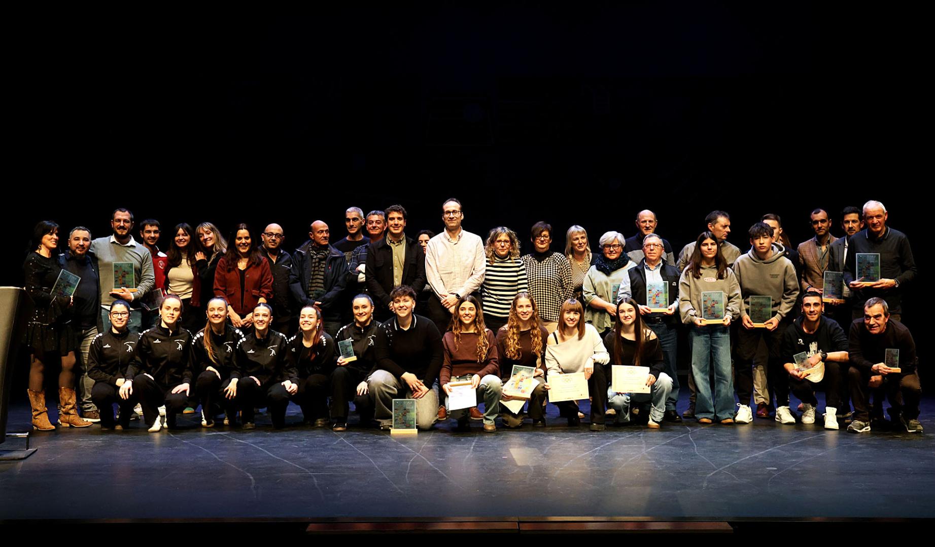 Premiados y finalistas, junto con representantes municipales, posaron en una foto de familia al término de la gala