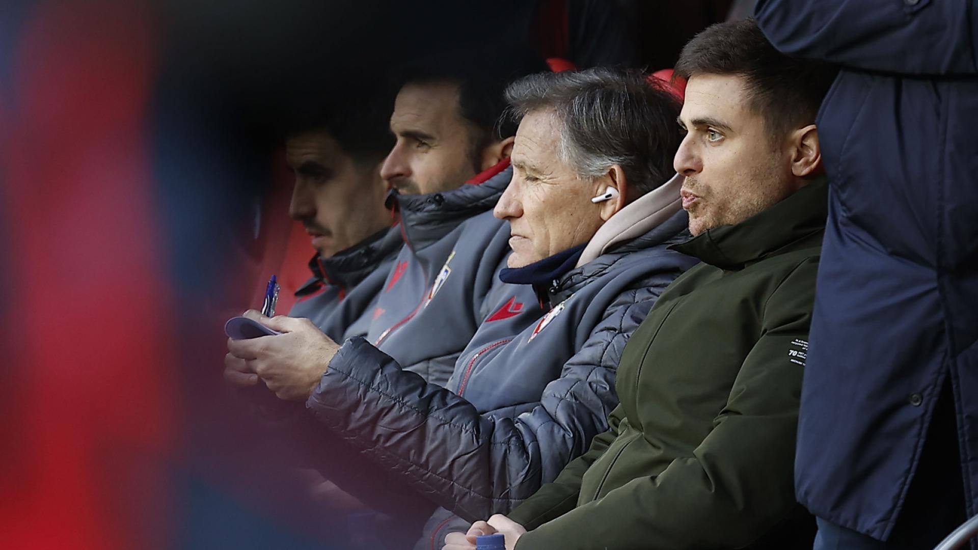 PAMPLONA , 31/01/2026.- El entrenador del Osasuna Alessio Lisci (d) durante el encuentro correspondiente a la jornada 22 de LaLiga EA Sports entre el Osasuna y el Villarreal en El Sadar, Pamplona, este sábado. EFE/ Villar López