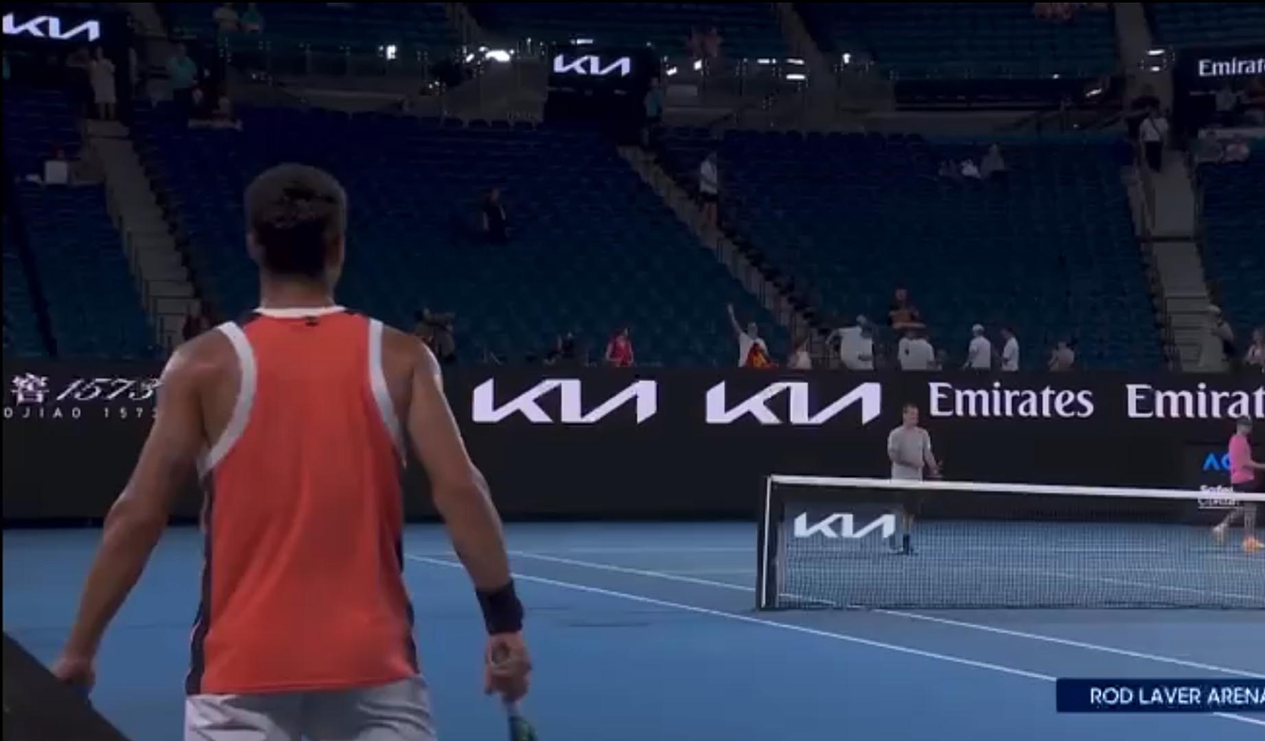 Lucas Melero lleva el pañuelico rojo en todos los partidos que ha visto del murciano en Melbourne. El tenista les ha invitado a la final por su incondicional apoyo.