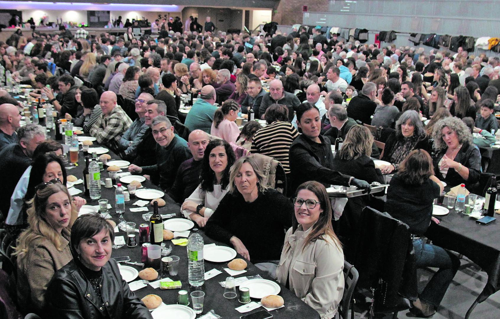 Mesa para 600 en el pabellón de Ribaforada, que el domingo 31 de enero se volverá a llenar en el almuerzo.