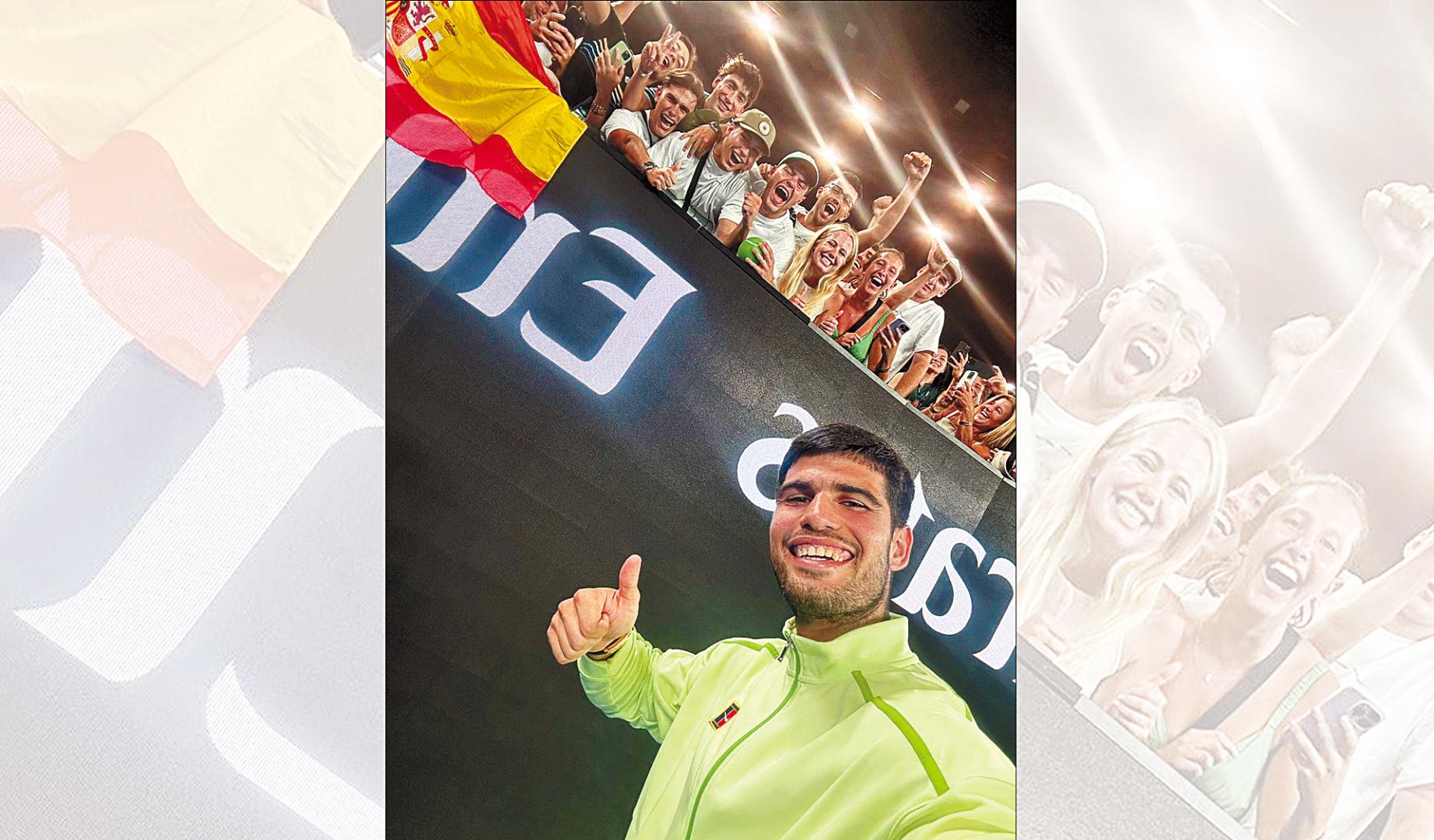 En la imagen superior Alcaraz se acerca a la grada donde estaban Lucas Melero y sus amigos y les saluda, además de volver a invitarles para ver la final del Open de Australia